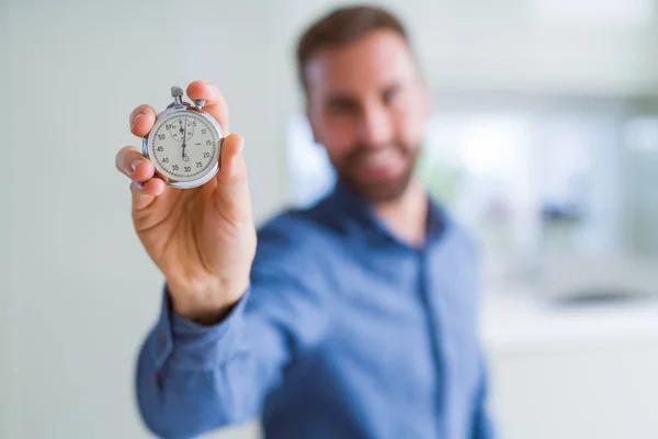 Bell'uomo che mostra cronometro — Foto Stock