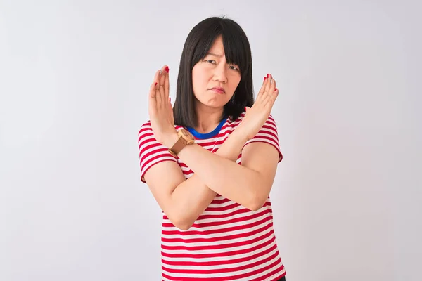 Ung Vacker Kinesisk Kvinna Klädd Rödrandig Shirt Över Isolerad Vit — Stockfoto