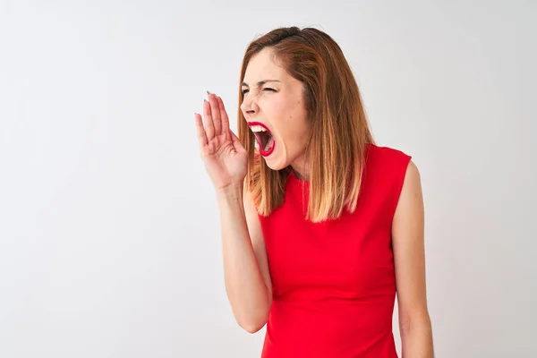 Rothaarige Geschäftsfrau Elegantem Roten Kleid Steht Vor Isoliertem Weißen Hintergrund — Stockfoto