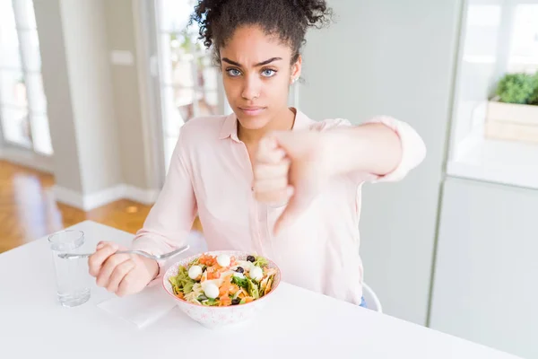 Ung Afrikansk Amerikansk Kvinna Äter Hälsosam Pastasallad Med Arga Ansikte — Stockfoto