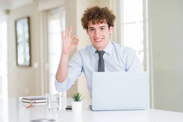 Mladý Obchodní Muž Pracující Počítačovým Notebookem Kanceláři Pozitivně Usmívá Rukou — Stock fotografie