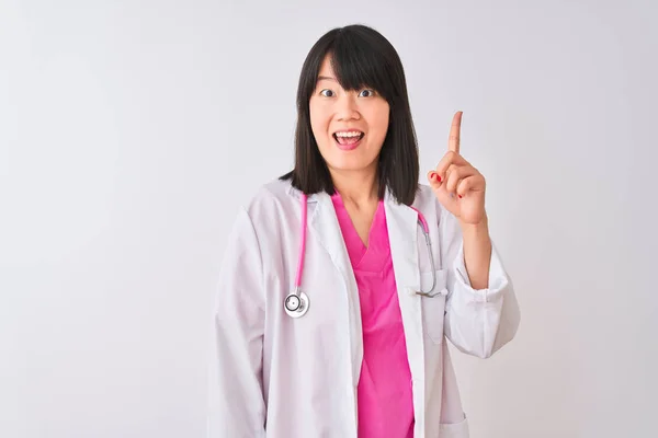 Mladá Krásná Čínská Doktorka Nosí Stetoskop Izolované Bílé Pozadí Ukazuje — Stock fotografie