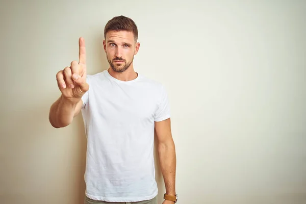Genç Yakışıklı Adam Izole Arka Plan Üzerinde Rahat Beyaz Shirt — Stok fotoğraf