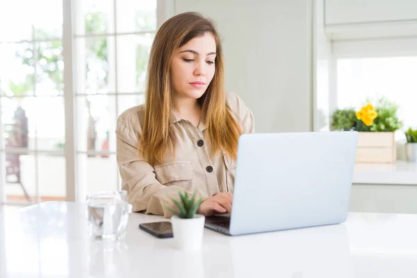 Mulher Bonita Usando Laptop Computador Com Uma Expressão Confiante Pensamento — Fotografia de Stock