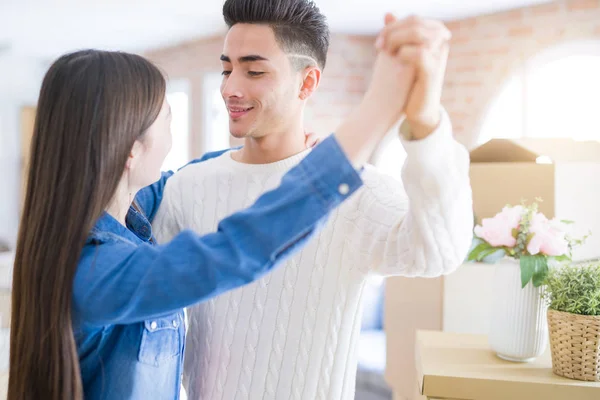 Unga Asiatiska Paret Dansar Och Leende Firar Flyttar Till Ett — Stockfoto