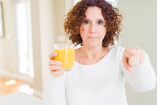 Seniorin Trinkt Ein Glas Frischen Orangensaft Und Zeigt Mit Dem — Stockfoto