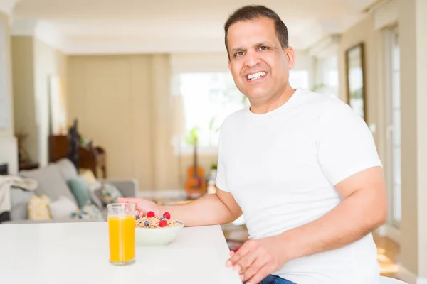 Hombre Mediana Edad Desayunando Casa — Foto de Stock