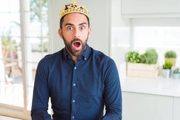 Yakışıklı Spanyol Adam Kral Korkmuş Sürpriz Ifade Korku Heyecanlı Yüz — Stok fotoğraf