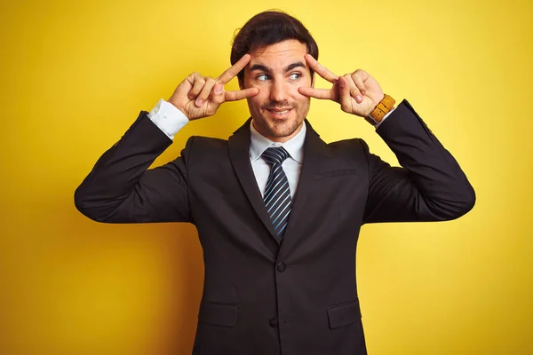 Joven Hombre Negocios Guapo Vistiendo Traje Corbata Pie Sobre Fondo —  Fotos de Stock