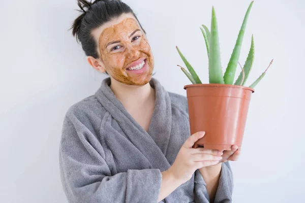 Krásná Žena Nosí Kosmetickém Obličeji Masku Jako Péči Krásu Drží — Stock fotografie