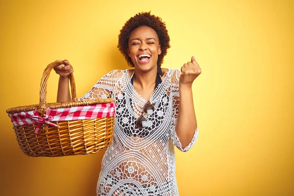 Jovem Afro Americana Segurando Cesta Piquenique Férias Sobre Fundo Amarelo — Fotografia de Stock