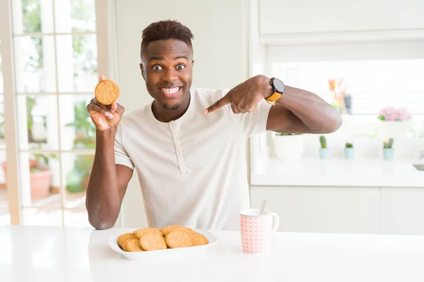 Afričan Americký Muž Který Jedl Zdravý Celý Obilný Sušák Překvapivý — Stock fotografie