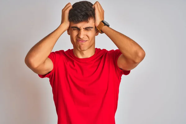 Junger Indischer Mann Rotem Shirt Der Vor Isoliertem Weißem Hintergrund — Stockfoto