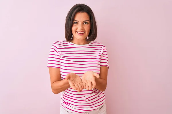 Joven Hermosa Mujer Con Una Camiseta Rayas Pie Sobre Fondo — Foto de Stock