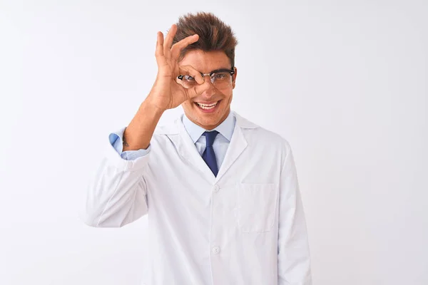 Молодой Красивый Ученый Мужчина Очках Пальто Изолированном Белом Фоне Делает — стоковое фото