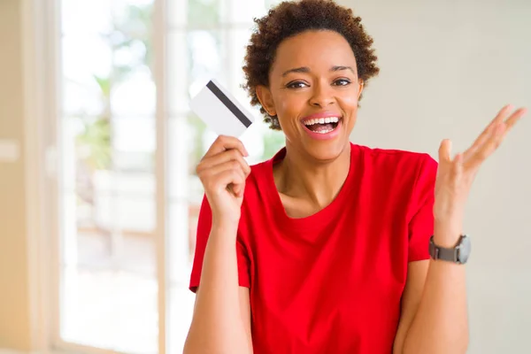 Junge Afrikanisch Amerikanische Frau Hält Kreditkarte Sehr Glücklich Und Aufgeregt — Stockfoto