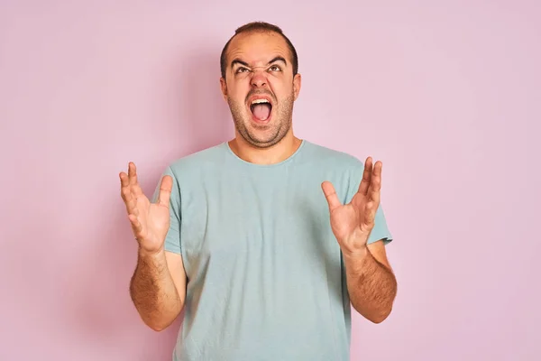 Ung Man Bär Blå Casual Shirt Stående Över Isolerad Rosa — Stockfoto
