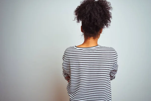 Africká Američanka Nosí Sobě Pruhovanou Košili Která Stojí Izolovaném Bílém — Stock fotografie