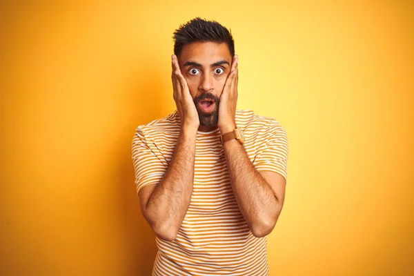 Jovem Indiano Vestindo Camiseta Sobre Fundo Amarelo Isolado Com Medo — Fotografia de Stock