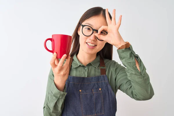 Kínai Barista Visel Kötény Pohár Ivás Kávét Elszigetelt Fehér Háttér — Stock Fotó