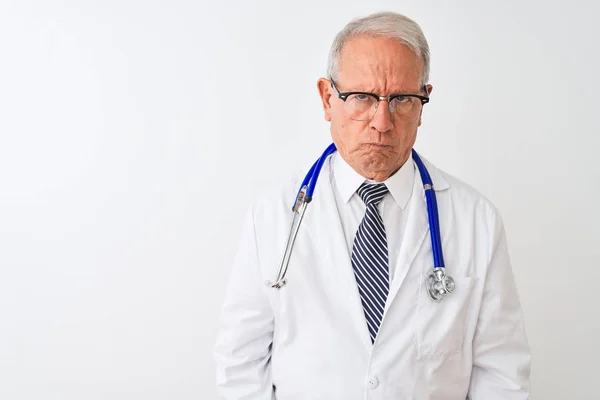 Senior Grey Haired Doctor Man Bär Stetoskop Stående Över Isolerade — Stockfoto
