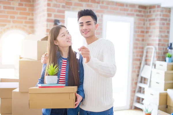 Junges Asiatisches Paar Hält Schlüssel Für Neues Haus Lächelt Glücklich — Stockfoto