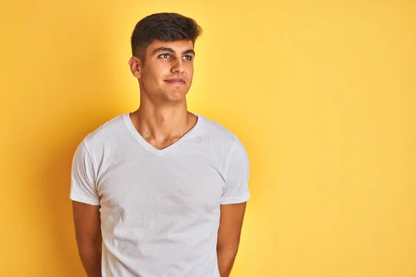 Młody Indyjski Człowiek Ubrany Biały Shirt Stojący Białym Tle Żółty — Zdjęcie stockowe
