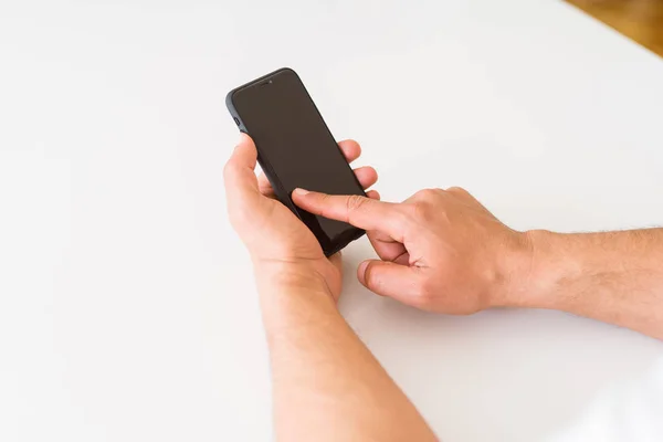 Close Van Middelbare Leeftijd Man Handen Smartphone Thuis Gebruiken — Stockfoto