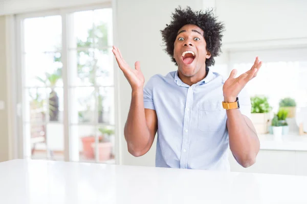 Hombre Negocios Afroamericano Celebrando Loco Sorprendido Por Éxito Con Los — Foto de Stock