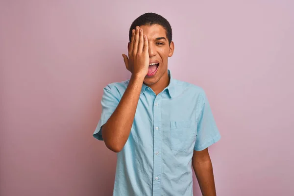 Homem Árabe Bonito Jovem Vestindo Camisa Azul Sobre Fundo Rosa — Fotografia de Stock