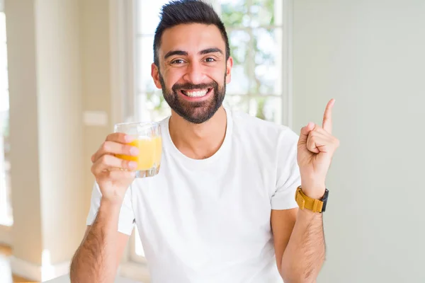 Hombre Hispano Guapo Bebiendo Jugo Naranja Saludable Muy Feliz Señalando — Foto de Stock