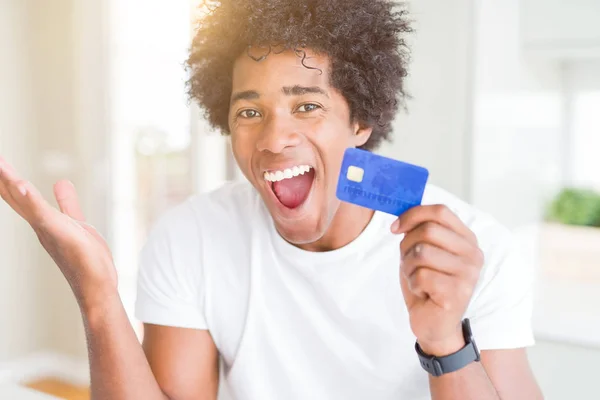 Afrikanisch Amerikanischer Mann Hält Kreditkarte Sehr Glücklich Und Aufgeregt Siegerausdruck — Stockfoto
