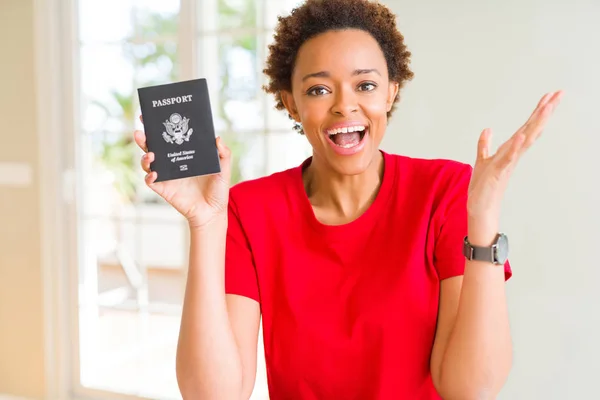 Jovem Afro Americana Segurando Passaporte Dos Estados Unidos América Muito — Fotografia de Stock