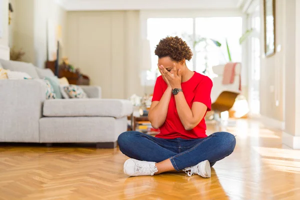年轻美丽的非洲裔美国妇女坐在地板上在家里与悲伤的表情覆盖脸用双手 而哭泣 抑郁症概念 — 图库照片