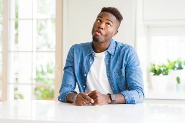 Yakışıklı afro-amerikan adam evde dudakları, deli ve komik jest ile balık yüz yapma. Komik ifade.