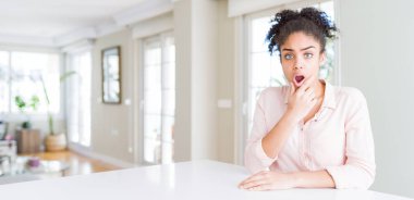 Afro saçlı güzel afro-amerikan kadın geniş açı güvensizlik, sürpriz ve çene elleri ile hayran ifade hayran arıyorum