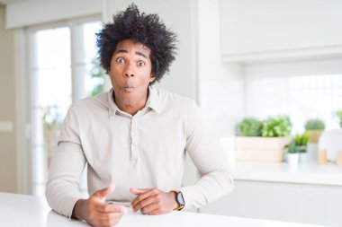 Afrika kökenli Amerikalı adam ev yapma balık yüzüne dudaklı, çılgın ve komik bir jest. Komik ifade.