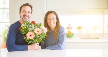 Çiçek evde aşık holding romantik orta yaş kaç