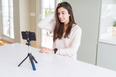 Akıllı telefon web kamerasına sahip güzel genç kadın kayıt selfie video baş el ile vurguladı, utanç ve sürpriz yüz ile şok, öfkeli ve sinirli. Korku ve hata için üzgün.