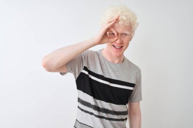Genç albino sarışın adam rahat t-shirt izole beyaz arka plan üzerinde duran giyen el gülümseyerek ok jest yapıyor, mutlu yüz ile parmakları ile bakarak göz.