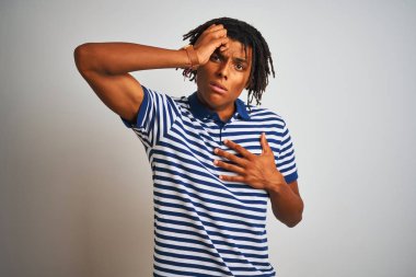 Hastalık ve ateş, grip ve soğuk algınlığı, virüs hasta için izole beyaz arka plan üzerinde duran çizgili mavi polo giyen dreadlocks ile Afro adam