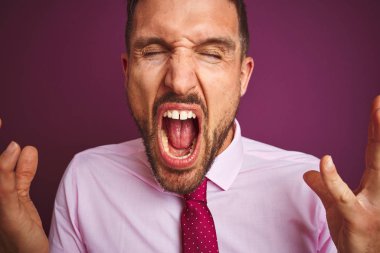 Yakın çekim de zarif gömlek ve kravat giyen mor izole arka plan üzerinde deli ve heyecan çığlık kolları ile başarı için deli ve deli kutluyor. Kazanan kavramı