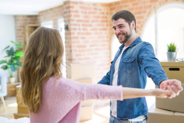 Karton kutular etrafında yeni daire hareket kutluyor genç çift dans