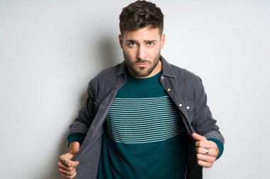 Yakışıklı delikanlı possing ve modelleme gri izole arka plan üzerinde