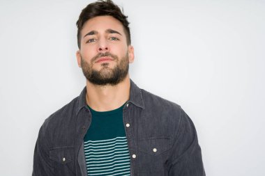 Yakışıklı delikanlı possing ve modelleme gri izole arka plan üzerinde