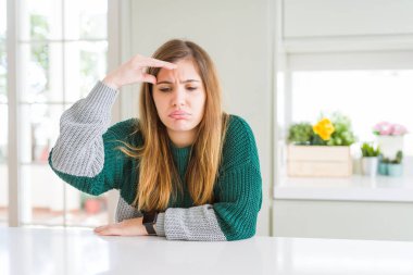 Genç güzel artı boyutu kadın rahat çizgili kazak giyen endişeli ve alnında el ile ilgili bir sorun hakkında vurguladı, sinir ve kriz için endişeli