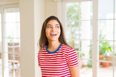 Güzel esmer kadın neşeli, mutlu ve POS görünümlü gülümseyen