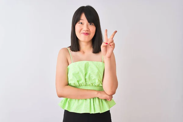 Mladá Krásná Čínská Žena Která Nosí Zelené Tričko Izolované Bílé — Stock fotografie