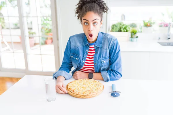 피자를 아프리카 미국인 여성은 얼굴로 충격에 무서워하고 두려움과 두려움 표현으로 — 스톡 사진