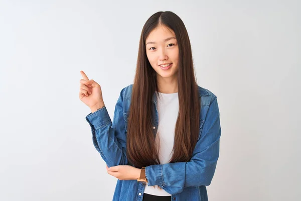 Mladá Čínská Žena Džínovou Košilí Stojící Izolovaném Bílém Pozadí Velkým — Stock fotografie